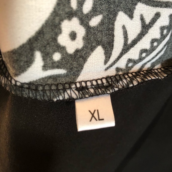 Fabulous Black and White print top - Picture 4 of 4